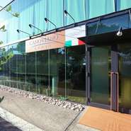 料理を作る自分自身のイメージもお店にとっては大切な要素です。そのために、お客様にはいつ見られてもいいように、お見送りや料理の説明でキッチンを出る際も、常に清潔な服装を心がけています。