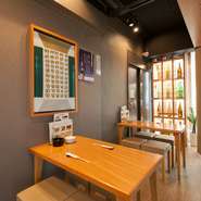 明るく清潔感のある店内。女性グループや観光で訪れる方も多く、全てのメニューは一人前からの注文が可能です。おいしい料理を少しずつ、いろいろ楽しみたい。そんな方には嬉しい配慮です。