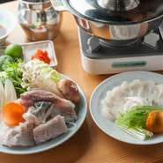 野菜盛り合わせとふぐアラ身とふぐシャブを分けて提供してます。