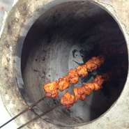 タンドールで焼く多種多彩なナンや鶏肉、そしてスパイス数十種類を調合して織り成すベースを基に作る味わい深いカレーを御堪能ください。