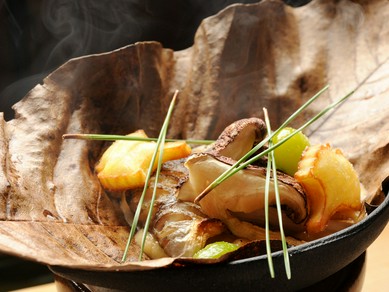 秋ならカマス、松茸、ぎんなん…季節感豊かな『朴葉味噌焼き』