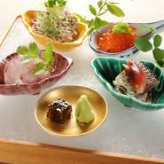 『お造り』はその日のおすすめをまるで八寸のように仕立てて