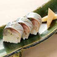 『鯖寿司』は、脂のノリと塩加減が絶妙で忘れられない味わい