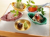 『お造り』はその日のおすすめをまるで八寸のように仕立てて