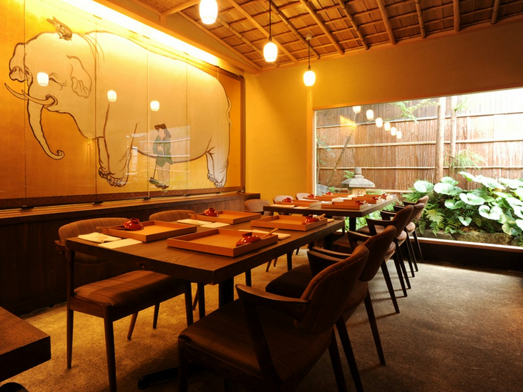 円山派の白象図と北欧アンティークが大胆に融合