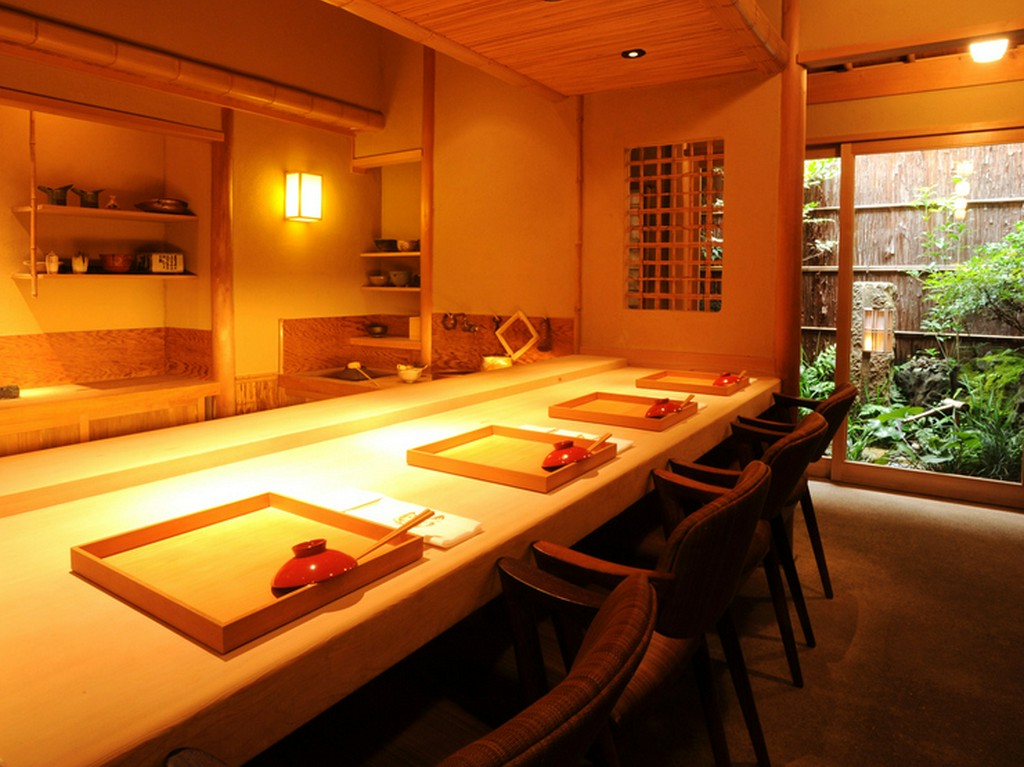 奥にはおくどさんも。カウンター超しに主人のこだわり