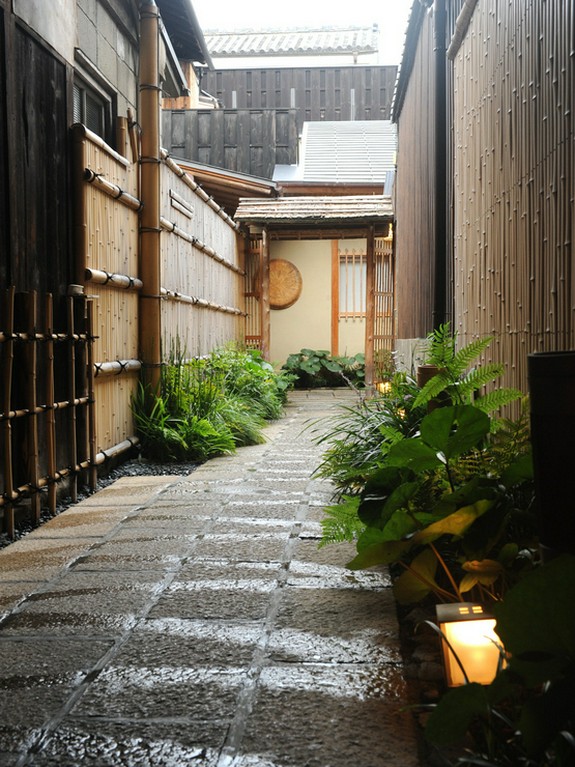 打ち水の路地は非日常空間への心ときめくアプローチ