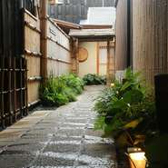 打ち水の路地は非日常空間への心ときめくアプローチ