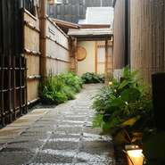 いかにも京都を感じさせる路地は打ち水で清められ、足元を照らす行燈も風流です。