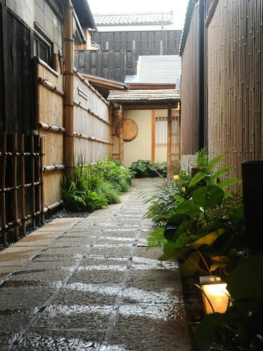 打ち水の路地は非日常空間への心ときめくアプローチ
