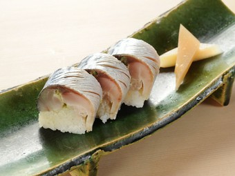 鯖寿司と並んでおくどさんで炊き上げる土鍋ご飯も好評です