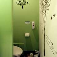 ライトグリーンの壁と絵が印象的なトイレは、使い勝手もよく、女性のお客さんにも大好評。内装のアイデアを出したのはオーナー夫妻の娘さん。「内装費の中で、一番お金がかかった部分かもしれません（笑）」