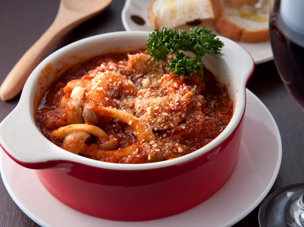 鶏肉、海老とキノコを贅沢に使用！『アヒージョ風トマト煮込み』