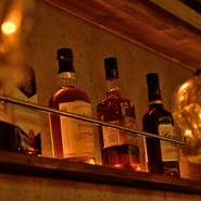 客の飲み方を見極めたオーナーの相槌のタイミングは、絶妙。知らぬ者同士をとりもつ会話に、居心地の良さを感じているお店のファンは多いです。美味しいものだけを厳選した豊富なお酒の種類も、もてなしの一つ。