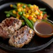 醤油がベースのガーリックソースでいただくひとくちステーキは、肉の旨みを味わえるパワフルな絶品料理。