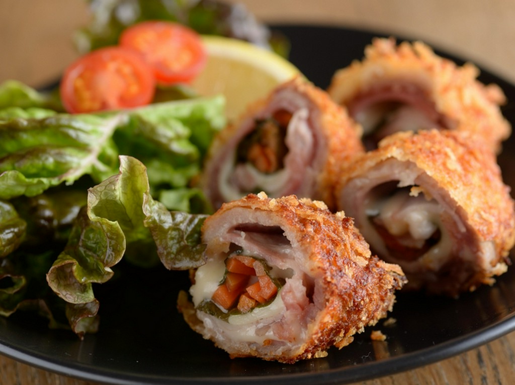 さっくり衣で中の野菜がサクサクの『具だくさんロールカツ』