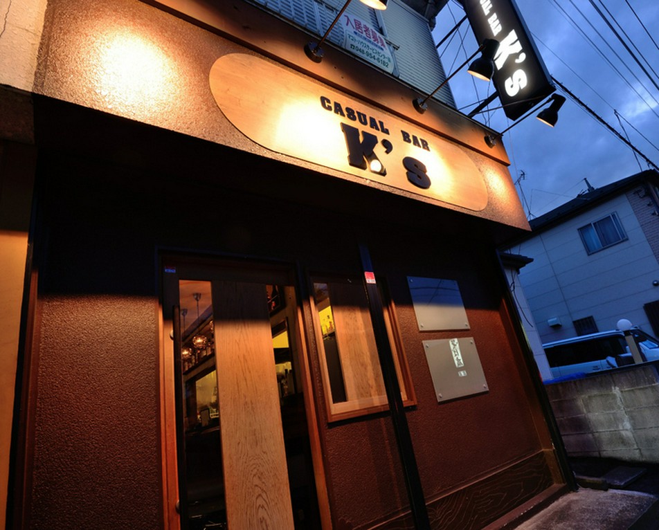 スタイリッシュな外観は周囲に多数ある店の中でも人目を引きます