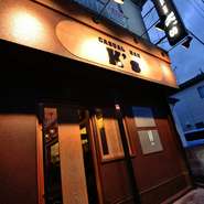 県道377号線沿い。周囲にある飲食店のなかでも洗練されたスタイリッシュな外観。駐車場は一台完備。