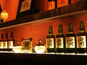 落ち着いた大人の雰囲気漂う店内でのんびりと美味しい銘酒に舌鼓