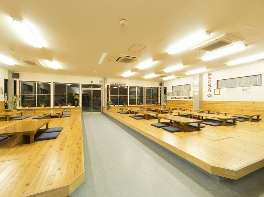 店内広々、宴会も楽しめる。団体利用もOKのお店