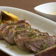 炭火焼は、食材の美味しさを引き出す方法として最適です。とりわけ、埼玉深谷産の「とりば豚」は、ジューシーで、甘みのある美味しさ。どなたでも気軽に楽しめるのが、炭火焼スタイルのフレンチの魅力です。