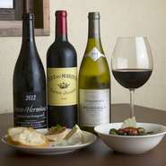 フランス産を中心に、イタリア、南アフリカ、チリ産と、ワインの豊富な品揃えです。オーガニックワインやビオワインなどの自然派ワインも。料理に合わせて、お好みのワインがセレクトできます。