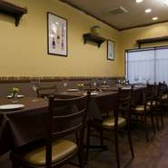 1階はカウンター席で、1人でも気軽に入りやすい空間が演出されています。2階はテーブル席となっており、15～20名での貸切が可能です。個室もあるので、家族連れでもゆっくりと食事ができます。