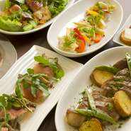 日によって、落ち着いた感じ、にぎやかな感じ、いろいろな顔をみせるお店です。少人数でのパーティー、大人数での宴会まで、ニーズに合わせて、自在に使えます。旬によって変化する料理の味わいにも注目です。