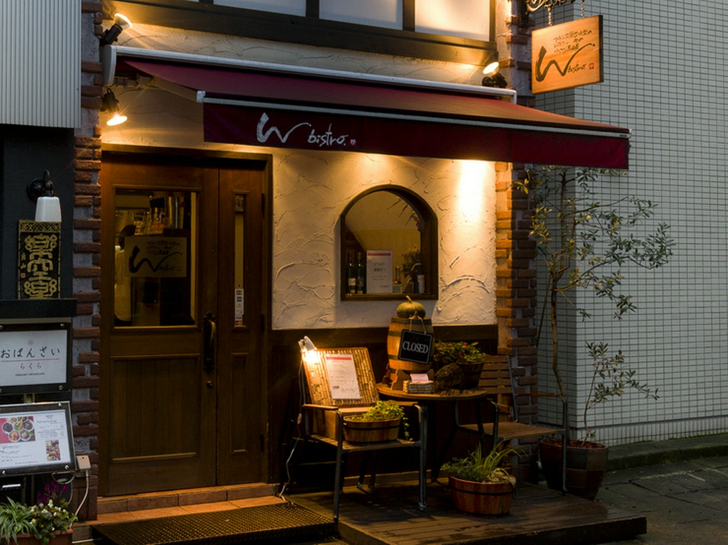 シャンソンがかかる、落ち着いた雰囲気のお店です