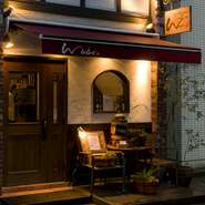 隠れ家的な、落ち着いた雰囲気の店内には、シャンソンが流れています。ほっと心が癒されるくつろぎの空間です。炭火焼を始め、パテやコンフィなどのビストロ料理と、ワインで、おいしいひとときが過ごせます。