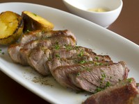 農家直送の埼玉県産「とりば豚」のジューシーな炭火焼きです。豚肉の深い旨みが味わえる名物料理です。