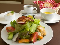 季節野菜たっぷりのサラダを始め、有機野菜と旬の魚のヘルシーランチが人気です。デザート・コーヒー付き。