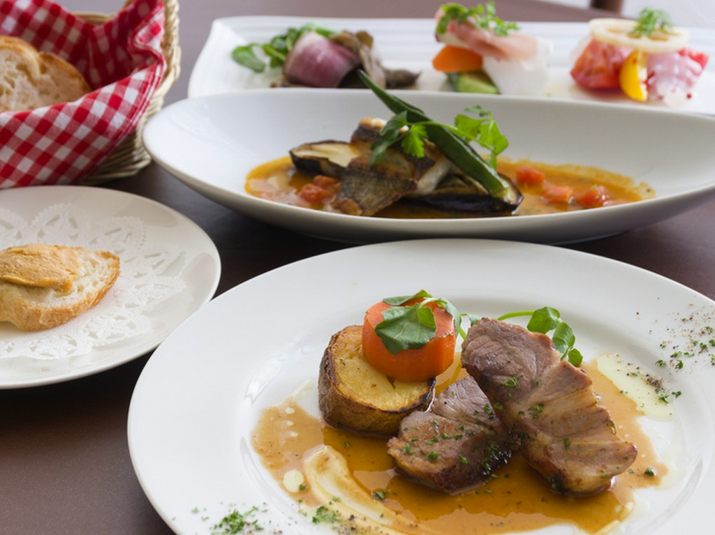 定番メニューが入って、リーズナブルな『ビストロコース』