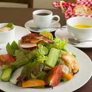 季節野菜たっぷりのサラダを始め、有機野菜と旬の魚のヘルシーランチが人気です。デザート・コーヒー付き。