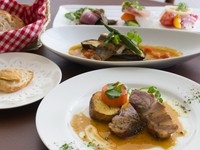 前菜からメインまで、定番メニューが揃ったコースも好評です。プラス料金でメインディッシュに『とりば豚』も選べます。