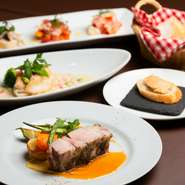 定番の『前菜3種盛り』、お肉料理やお魚料理も旬の素材をふんだんに使い、カジュアルに満喫できる『ビストロコース』。プラス770円で『とりば豚の炭火ハーブ焼き』を追加することも可能。多彩に楽しめます。