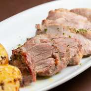 臭みなく、脂身は驚くほど甘く、赤身はしっかりと旨みが凝縮された「とりば豚」。産地より直接仕入れられたブランド豚を、炭火で丁寧に焼き上げます。香ばしく仕上げられた逸品は、お店のイチオシメニューです。