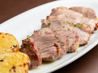 炭火で丁寧に焼き上げた、お店のイチオシ『とりば豚の炭火ハーブ焼き』