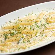 濃厚なゴルゴンゾーラチーズが贅沢に使われた『ゴルゴンゾーラチーズのペンネ』。ワインのお供にも最適なひと品は、食事の締めにもピッタリです。