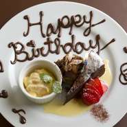 お誕生日や結婚祝いといった、お祝い事にもぴったりです。バースデープレートなどのリクエストも可能です。