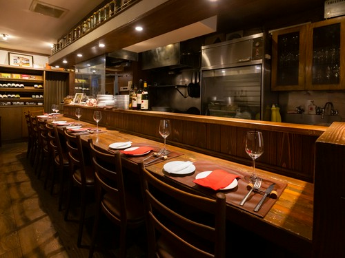 料理人との会話を楽しめる、カウンターは人気の座席