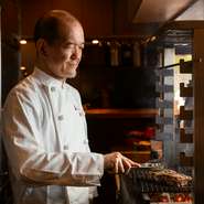 お客様の好みを聞いたり、苦手なものを除いたりと、ご希望に添えるよう心がけています。「数あるお店の中から、選んでいただいたことに感謝し、笑顔で帰っていただきたい」という思いで、おもてなししています。