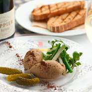 11月～3月にはジビエ料理も楽しめます。肩ひじ張らない雰囲気の中でいただくフランス料理で、至福の時間を過ごせるお店です。