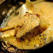 例えば、羊の背肉は二人前以上から。プーサン（ひな鶏）のローストは一羽丸ごと。野鳥類は、一羽からの予約をお願いするなど、ちょうど良い火加減・焼き加減に仕上げるためとことんこだわっています。