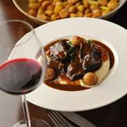 「気軽に味や種類を楽しんでもらいたいから」と、リーズナブルに飲めるワインを多く揃えています。サービス歴28年のマネージャー千葉の経験にも助けられ、料理とワインお互いの味を高めてくれる一本を探しています。