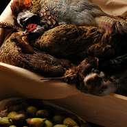 定番料理もありますが、季節に応じた料理も多数扱っています。11月～2月頃までの、狩猟解禁の時期しか扱わないジビエ料理もぜひ。丁寧な下処理によって臭みなどをなくし、上品な味わいに変えて出されます。