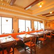 最大5名様まで入れる半個室があります。また、人数や料理の値段に応じて貸切にも対応。飲み放題付き4000円～のパーティプランや、2980円～のコース料理などをオーダーして、賑やかな時間を過ごしましょう。