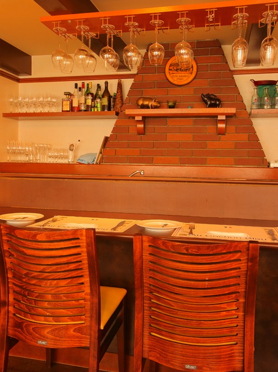 カウンター席にひとり座り、くつろいで過ごすのもいいですね