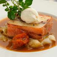 旬の食材を使用し、ベストなタイミングでの火入れや色彩豊かな盛り付けで、一皿ひとさら心を込めた料理を提供しています。記憶に刻み込まれる二人の時間を演出します。