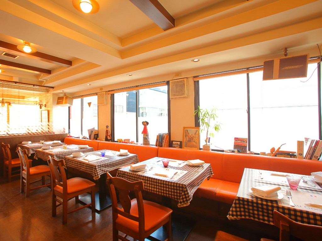 壁一面が窓となっているので、明るく開放感があります